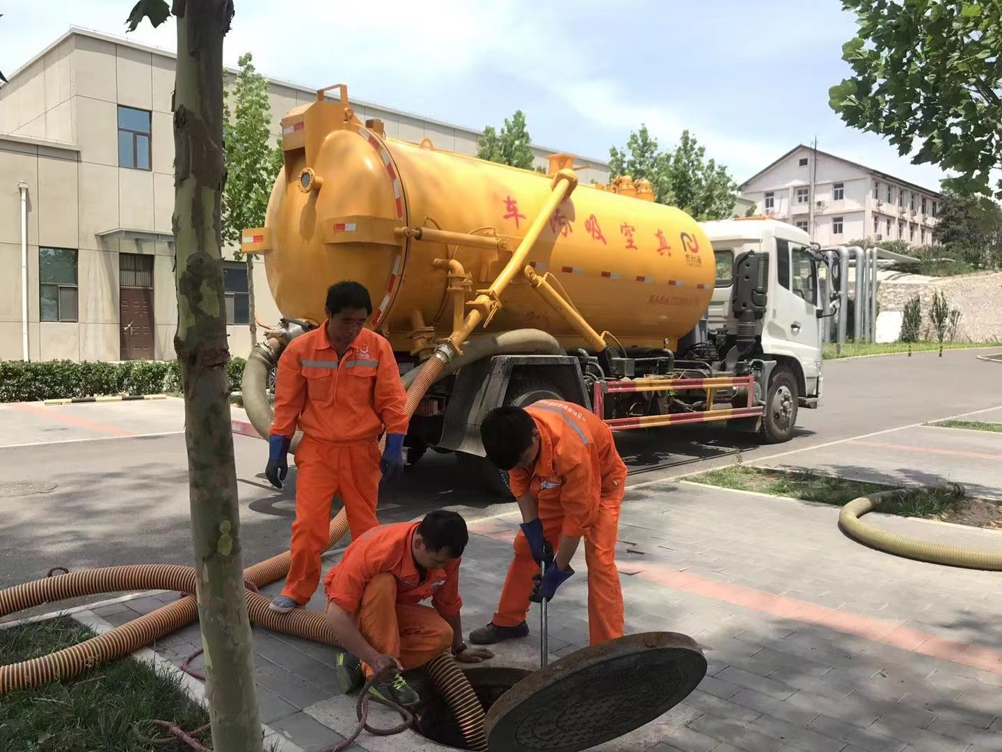 淮南管道疏通车停在窨井附近