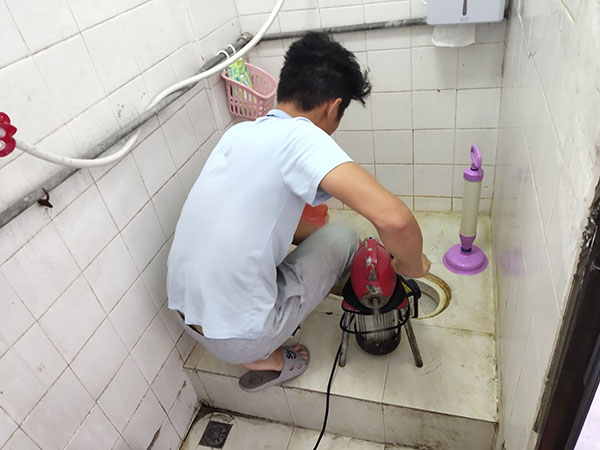 淮南管道堵塞冒臭气 专业师傅现场解决问题