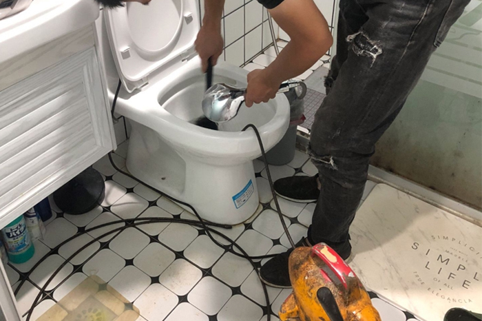 淮南马桶堵塞自己疏通还是找师傅?专业上门服务让你省时更省心